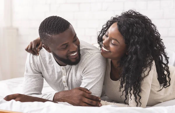 Romantisches afrikanisch-amerikanisches Paar kuschelt zu Hause auf dem Bett — Stockfoto