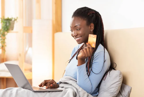 Dziewczyna przy użyciu laptopa i karty kredytowej Zakupy online w domu — Zdjęcie stockowe
