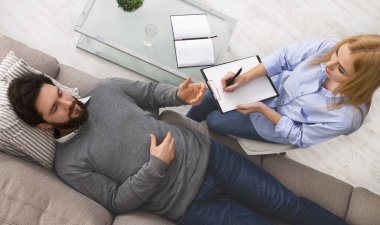 Depresyondaki adam psikologla iç korkularını tartışıyor.