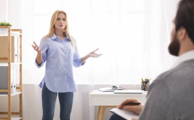 Kadın kişisel psikologla hayat sorunlarını tartışıyor.