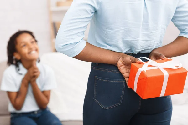 Afro mamma gömmer Chrismas gåva till liten unge — Stockfoto