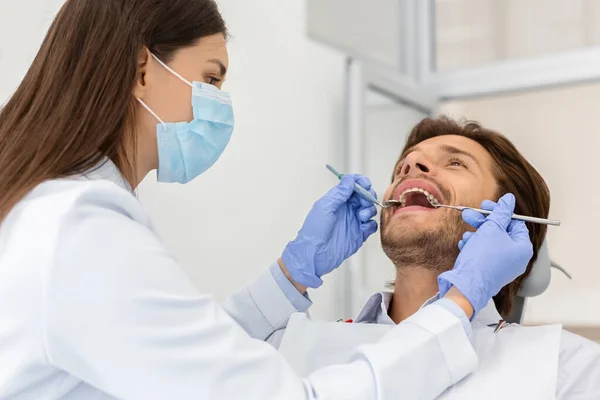 Homem paciente fazendo check-up na clínica odontológica — Fotografia de Stock