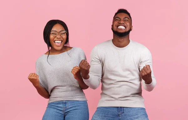 I partner afroamericani si rallegrano del successo, stringono pugni ed esclamano — Foto Stock