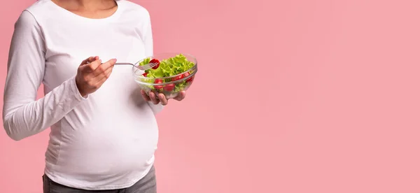 Wanita hamil yang tak dikenali Memakan Salad Berdiri, Panorama, Terpotong — Stok Foto