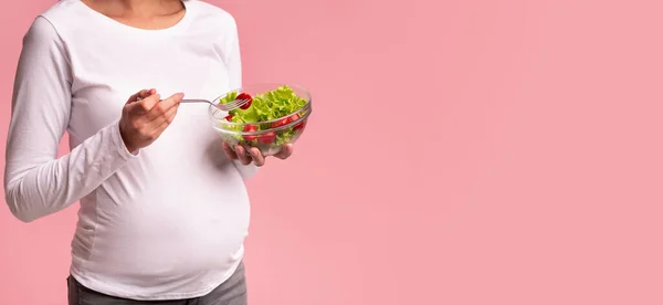 Oigenkännlig Gravid kvinna äter sallad stående, Panorama, Beskuren — Stockfoto