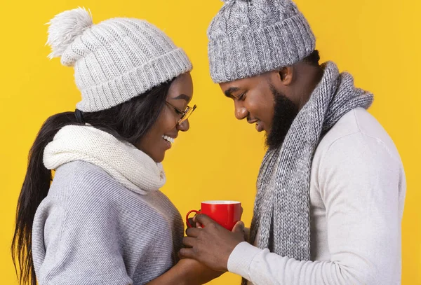 Retrato de casal afro apaixonado segurando uma caneca de café — Fotografia de Stock