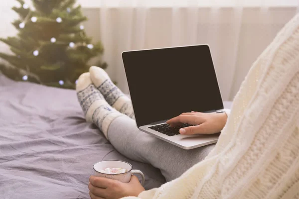 Mujer que utiliza el ordenador portátil moderno con pantalla en blanco negro — Foto de Stock