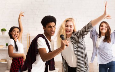Genç arkadaşlar parti veriyor ve karaoke yapıyorlar.