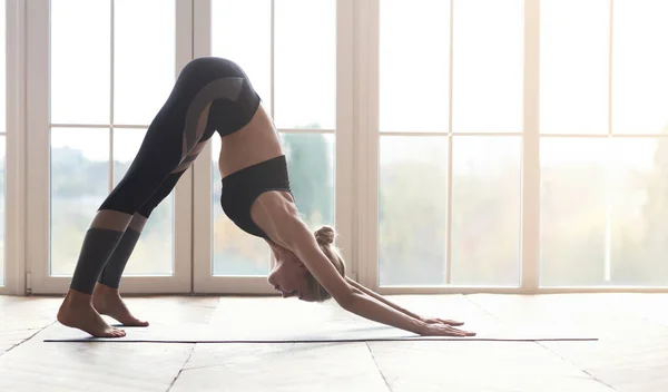 Yoga girl making face down dog pose, όψη πλευρά — Φωτογραφία Αρχείου