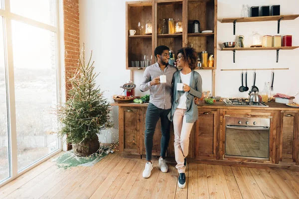 Afrikalı-Amerikalı çift birlikte mutfakta kahve içme — Stok fotoğraf