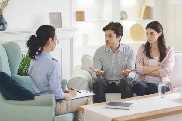 Esposo decidido explicando razones de engañar a su esposa — Foto de Stock