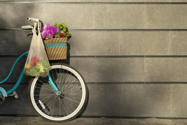 Ретро-велосипед с фруктами и овощами над бетонным валом — стоковое фото