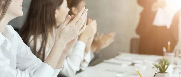 Affärskollegor klappar händerna på möte, hälsning högtalare — Stockfoto