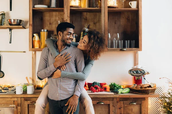 Αφρικανικός-αμερικανική ζευγάρι ερωτευμένων απολαμβάνοντας χρόνο μαζί στην κουζίνα — Φωτογραφία Αρχείου