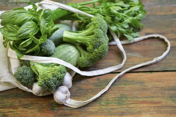Eco compras de legumes frescos e naturais na mesa de madeira — Fotografia de Stock