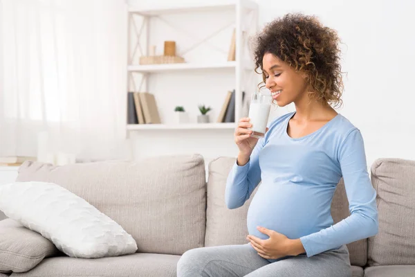 Afro femme enceinte boire du lait, une alimentation saine pendant la grossesse — Photo