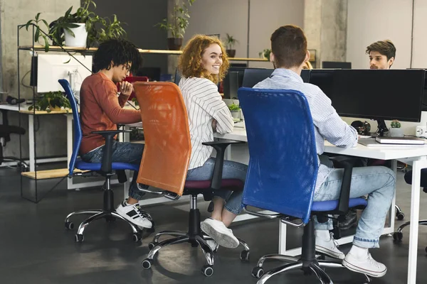 Grupo de jovens que trabalham com computadores no escritório — Fotografia de Stock