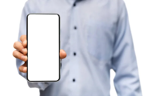 Modernes Smartphone mit leerem Bildschirm in den Händen eines unkenntlich gemachten Mannes — Stockfoto