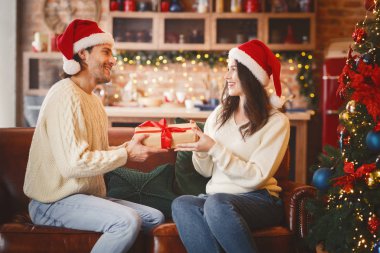 Birbirine aşık çiftler yeni yılda ya da Noel 'de hediye alışverişi yaparlar.
