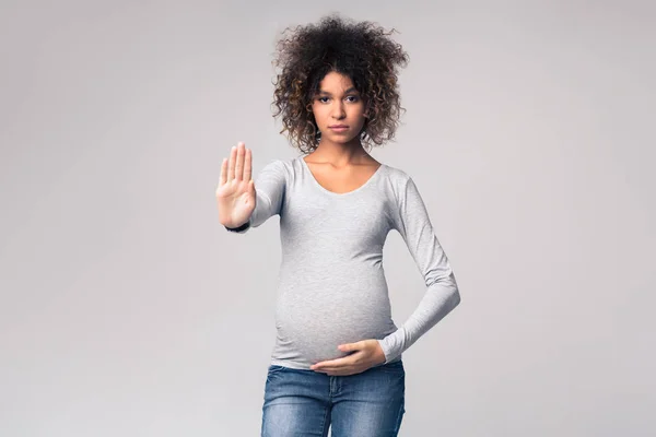 Afro-americano incinta donna gesturing stop per fotocamera — Foto Stock
