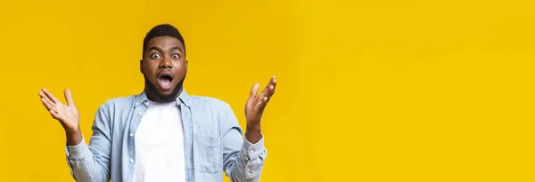 Shocked afro hombre levantando las manos y abriendo la boca en asombro — Foto de Stock