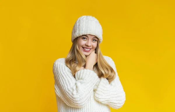 Söt vinter flicka poserar över gul bakgrund — Stockfoto