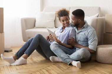 Yeni Apartmanda Taşınan Kutular Arasında Oturan Çift Tablet Kullanıyor