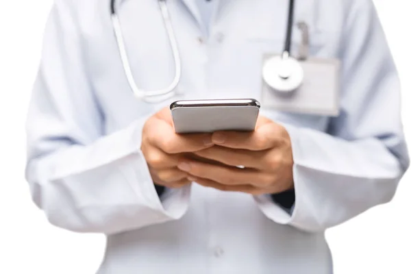 Неузнаваемый мужчина врач Холдинг и использование смартфона на белом фоне — стоковое фото