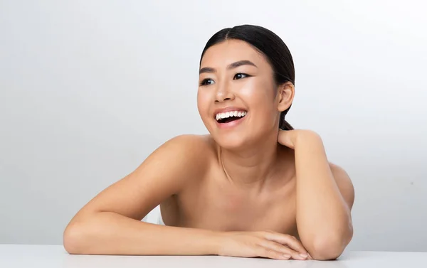 Spa e bem-estar. Menina asiática relaxante após o tratamento de beleza — Fotografia de Stock