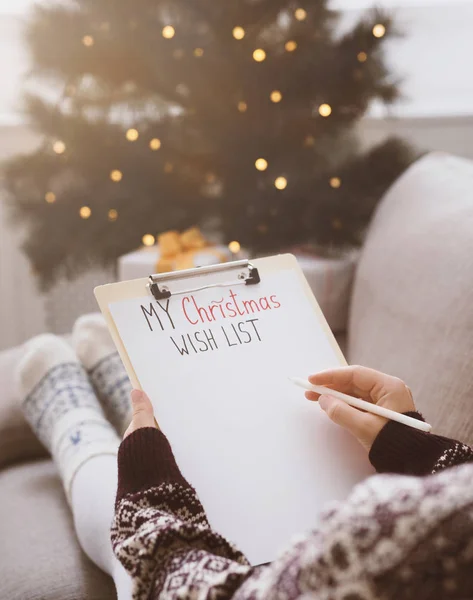 Kobieta tworząc świąteczną listę życzeń w domu w śmieszne ubrania — Zdjęcie stockowe