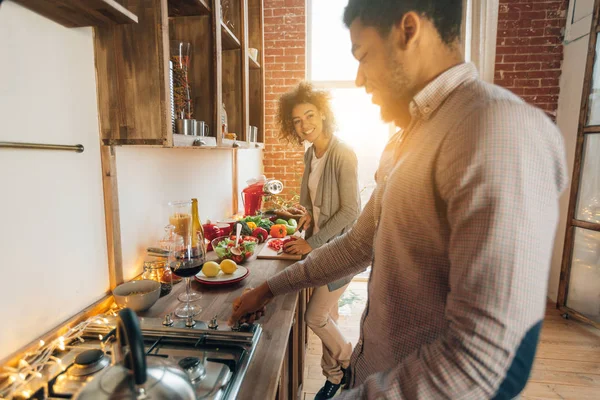 Mutfakta yemek mutlu Afrikalı-Amerikalı çift — Stok fotoğraf
