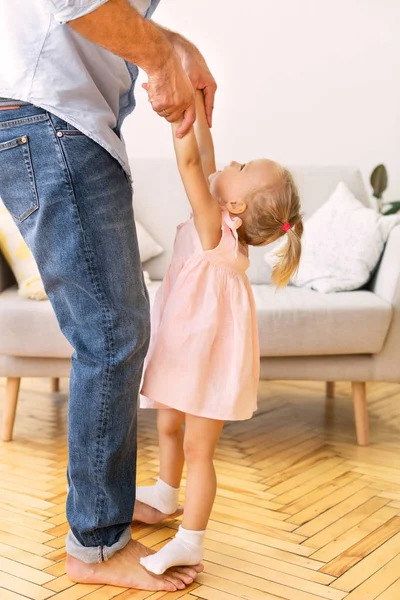 Padre insegnare piccola figlia come muoversi — Foto Stock