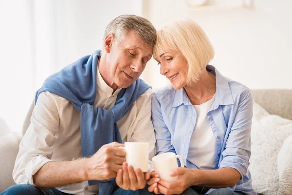 Liebe lebt für immer. Liebendes Senioren-Paar trinkt Tee — Stockfoto