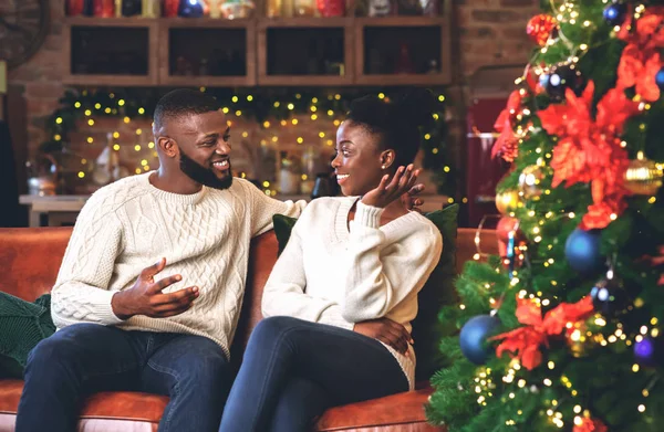 Portret romantycznej czarnej pary korzystających spędzania czasu Bożego Narodzenia razem — Zdjęcie stockowe