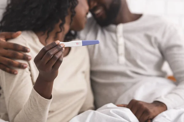 Feliz casal afro-americano mostrando teste de gravidez com resultado positivo — Fotografia de Stock