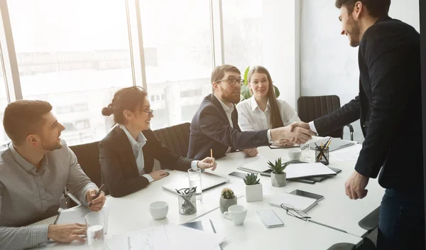 Ledamöter i utskottet gratulerar den sökande med arbete — Stockfoto