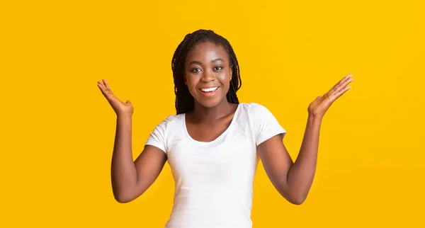 Emocionada mujer afroamericana levantando las manos en la felicidad — Foto de Stock