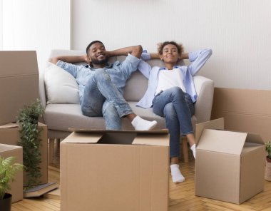 Afro çift, New Home 'da koltukta dinleniyor.
