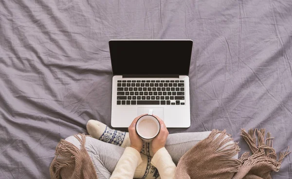 Γυναίκα πίνει αρωματικό καφέ και παρακολουθεί στο laptop — Φωτογραφία Αρχείου