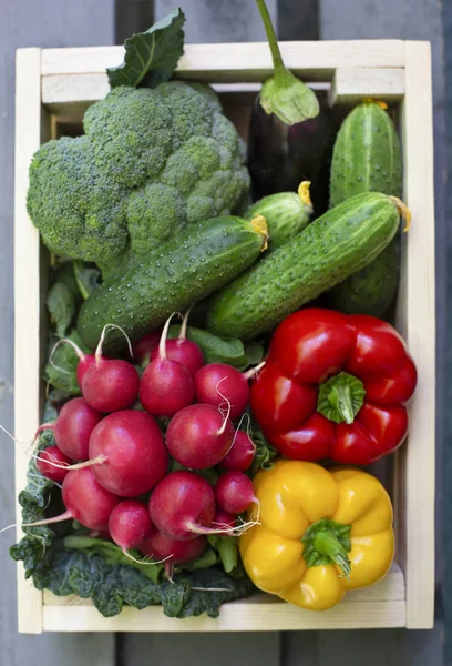 Close up of reusable wooden box full of fresh vegetables — Stock Photo, Image