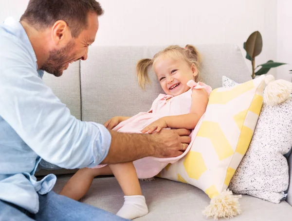 Padre giocare e solletico carino piccola figlia — Foto Stock