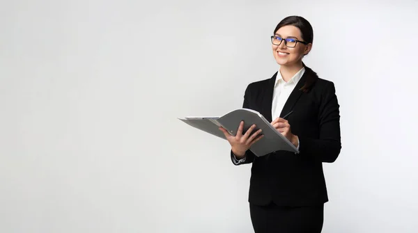 Secretaria Girl Holding Carpeta Redacción Informe de negocios de pie, fondo blanco — Foto de Stock