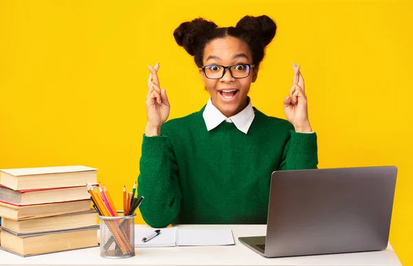 Veselý černošky holka drží palce, dělá domácí úkoly — Stock fotografie