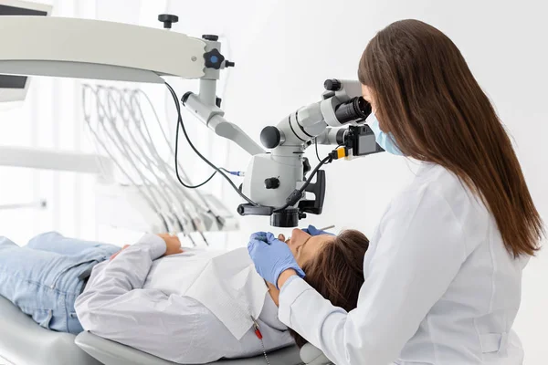 Dentista profissional usando tecnologias modernas no tratamento — Fotografia de Stock