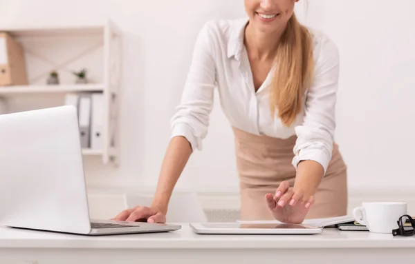 Nierozpoznawalna dziewczyna biurowa korzystająca z tabletu i laptopa w miejscu pracy, przycięta — Zdjęcie stockowe