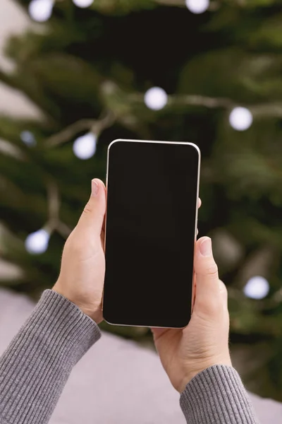 Moderne mobiele telefoon met blanco scherm in vrouw handen — Stockfoto