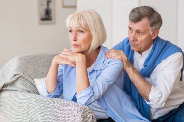 İlişki sorunları. Kıdemli adam karısıyla kavga ediyor.