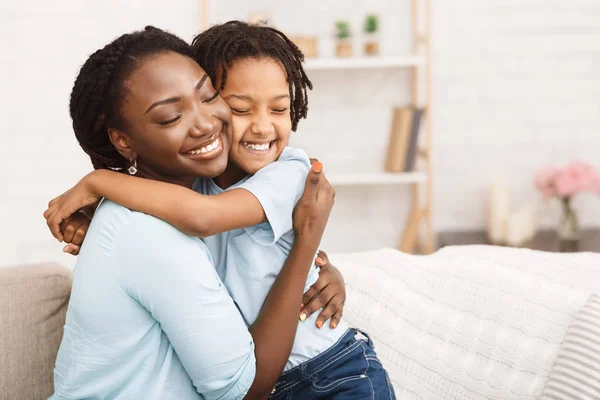 Satisfecho negro familia sintiéndose feliz y alegre — Foto de Stock