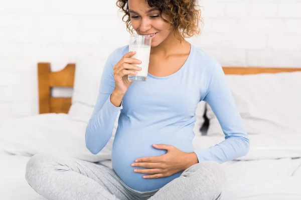 Café da manhã saudável para mulher grávida, desfrutando de leite — Fotografia de Stock