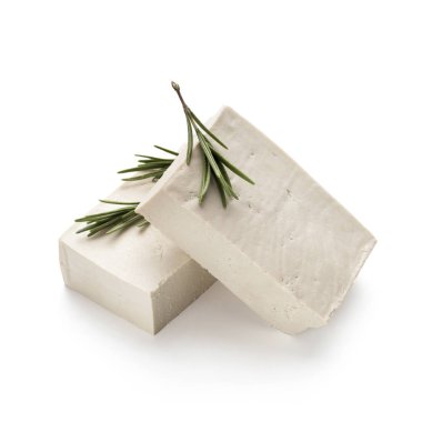 Biberiye dalıyla taze tofu blokları, beyaz üzerine izole edilmiş.